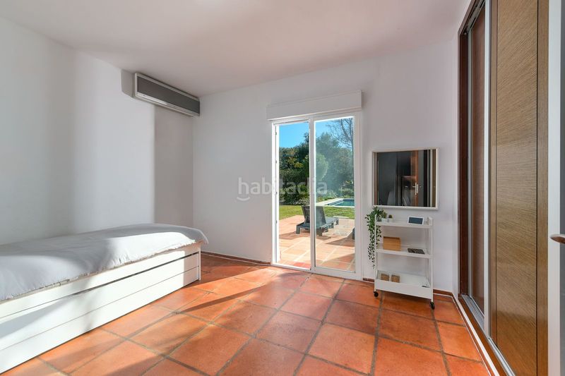 Foto 9a5c893d-80bb-4760-a477-79e09d021438. Xalet amb xemeneia piscina a Cabopino - Artola Marbella