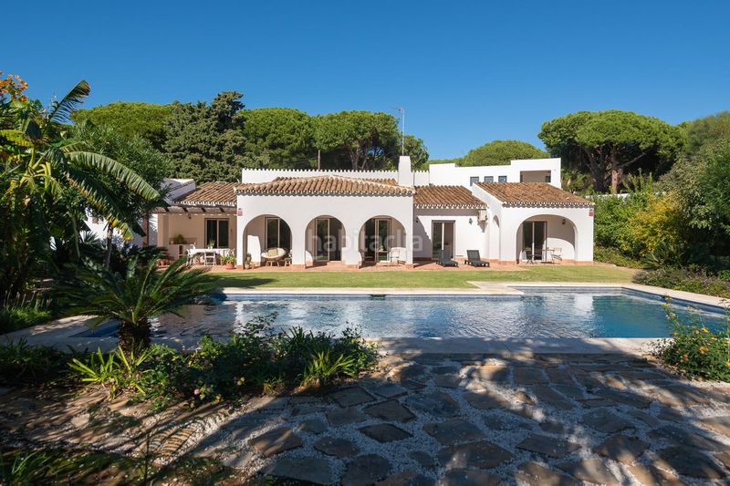 Foto afcfe0f8-bc30-40c8-8a0e-d01a5250e8ab. Xalet amb xemeneia piscina a Cabopino - Artola Marbella