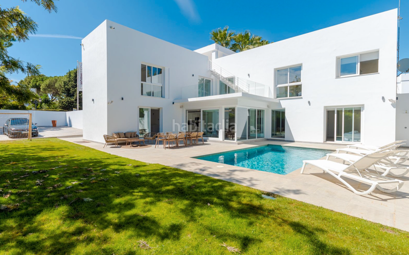 Foto 592d6dac-ec27-4d01-adc3-2e4f0648a16e. Chalet avec parking piscine dans Las Brisas Marbella