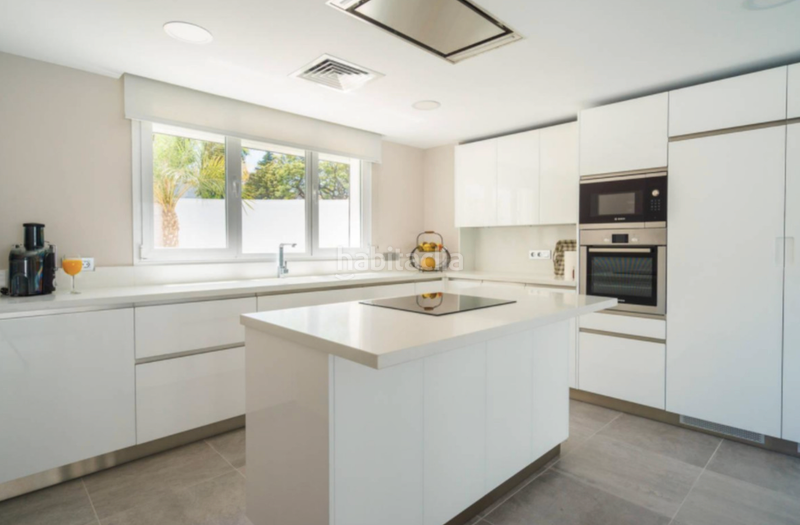 Foto 953fd7ff-ec60-4769-9bf8-5557f2d7d87d. Chalet avec parking piscine dans Las Brisas Marbella