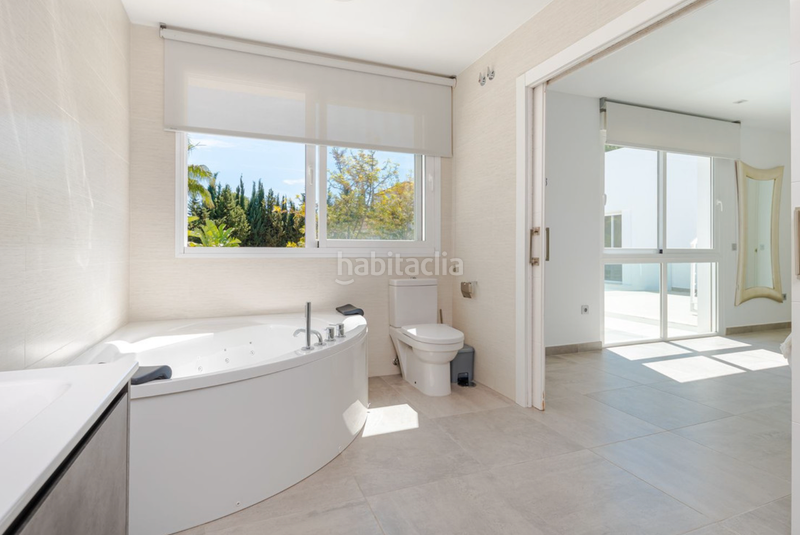 Foto f36a3ec4-27e2-44eb-9462-8aa8f96d1205. Chalet avec parking piscine dans Las Brisas Marbella