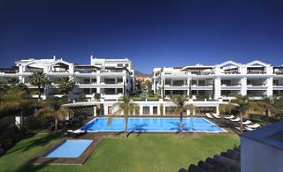 Appartement à Avenida del carmen 89. Lujoso apartamento en primera linea de la playa en estepona - do