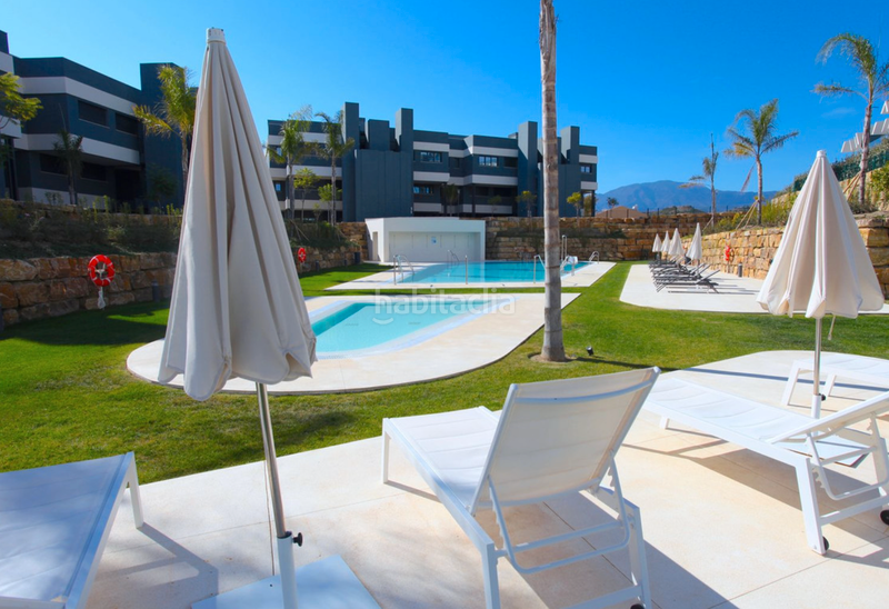 Foto 46b70d10-8001-40d9-905f-4ee9fa171843. Erdgeschoss mit pool in La Concha - Resina Golf Estepona