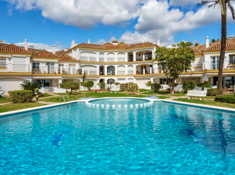 Foto 6dff7588-a16a-4e17-8808-e35f4a16fc0e. Casa a schiera con camino piscina in Guadalobón Estepona