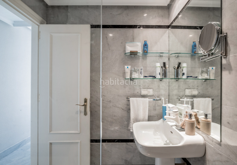Foto 648d645b-bf82-4785-95dd-585139b22269. Apartamento piso en venta en primera linea en Playa Bajadilla - Puertos Marbella