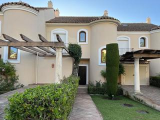 Casa adossada a Calle calendula 50. Fantastica adosada en paraiso hills estepona | real estate