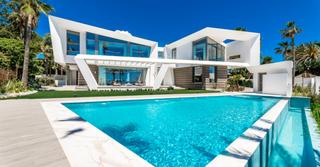 Chalet à Calle jabalí 120. Top villa en primera linea de playa en marbella los monteros