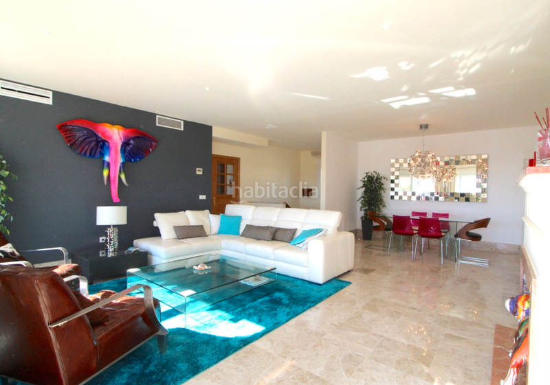 Foto 17719552-fd3d-4b49-aac8-dbbd36ed47a4. Casa aparellada amb aparcament piscina a Santa Clara Marbella