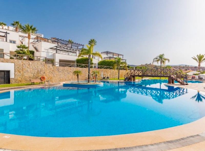 Foto c3a8fe48-2d10-40b3-b53f-756808e37505. Casa aparellada amb aparcament piscina a Santa Clara Marbella