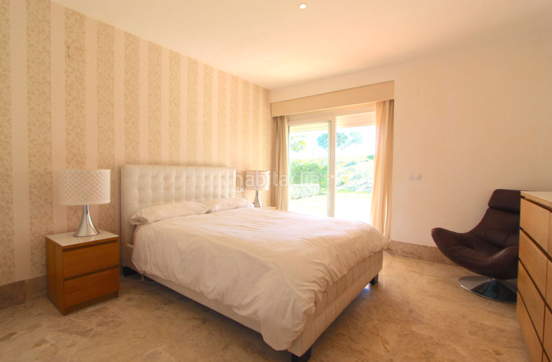 Foto caeff17a-dc87-4126-bb06-dd91e78cf4bf. Casa aparellada amb aparcament piscina a Santa Clara Marbella