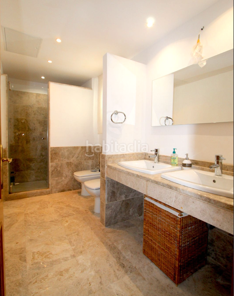 Foto fc6d295b-d0b9-4764-9b0a-955a37276b3c. Casa aparellada amb aparcament piscina a Santa Clara Marbella