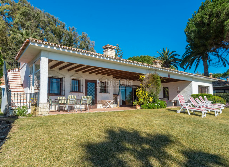 Foto 0970e189-f499-48f0-933f-4ec78ebe7cf7. Chalet villa en primera linea de playa en new golden mile, en Estepona