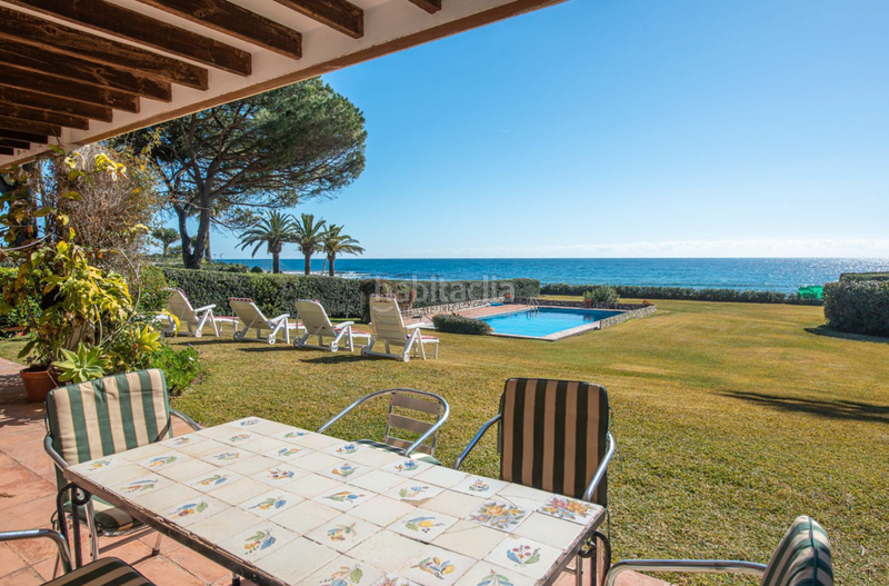 Foto 0ce9fdd3-0ce2-4147-990a-0488d44d2211. Chalet villa en primera linea de playa en new golden mile, en Estepona