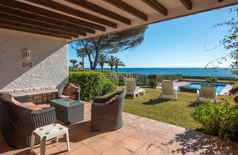 Foto 0eb55f31-7905-4611-94ae-2bc9cc3abdf0. Chalet villa en primera linea de playa en new golden mile, en Estepona