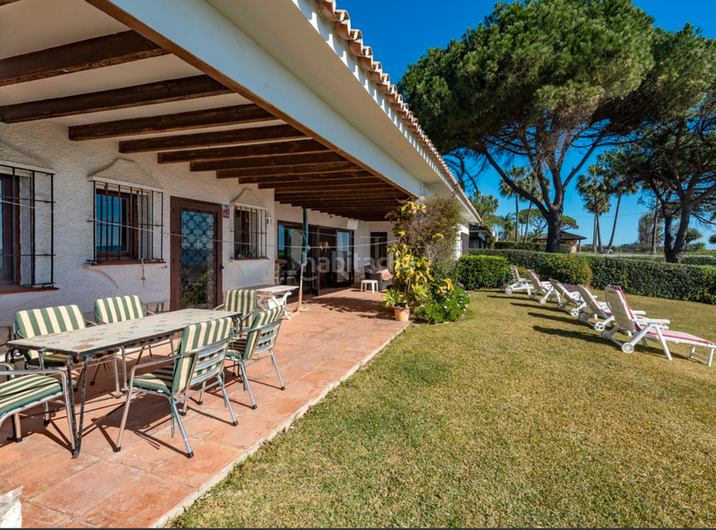 Foto 11dc64bb-7866-4675-acae-804ddd1fd6fe. Chalet villa en primera linea de playa en new golden mile, en Estepona