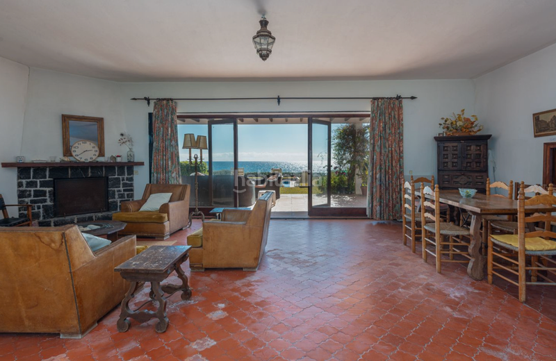 Foto 156dd89f-5424-430e-84bf-3c1365458a38. Chalet villa en primera linea de playa en new golden mile, en Estepona