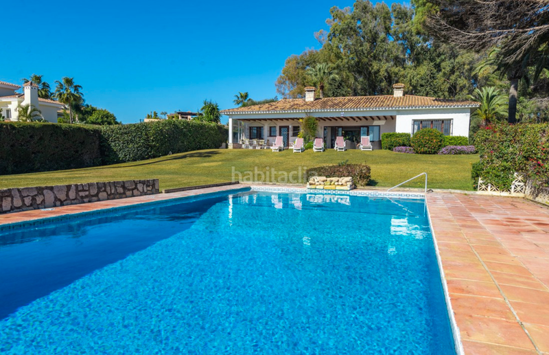 Foto 2c2d694b-87fe-4fe5-b039-210cf6934e55. Chalet villa en primera linea de playa en new golden mile, en Estepona