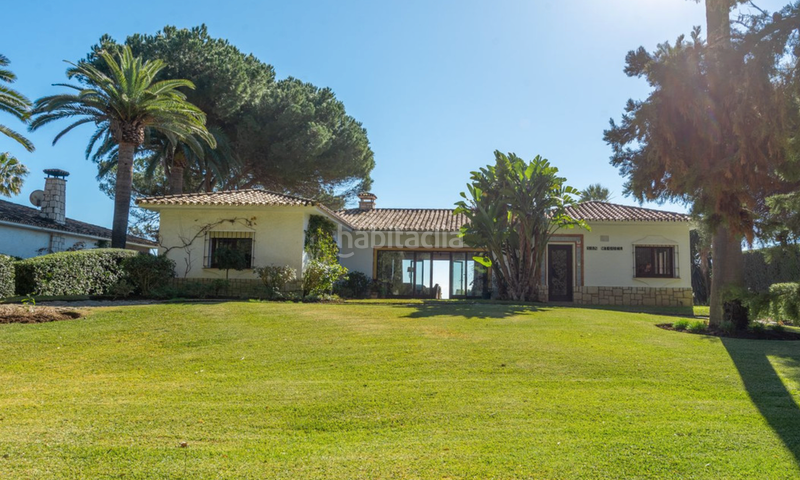 Foto 42e879e1-b6b8-4afa-89c4-1bdf78afb51d. Chalet villa en primera linea de playa en new golden mile, en Estepona