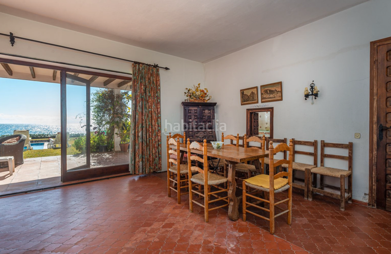 Foto 597fe879-8920-4cd1-84e8-8e9cca936516. Chalet villa en primera linea de playa en new golden mile, en Estepona