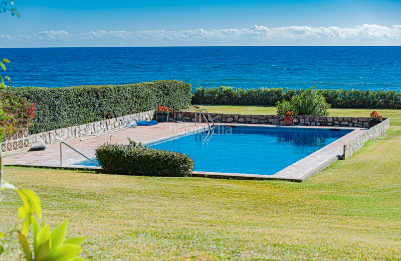 Foto 831b2787-68e6-4d7a-a337-12154d27dc0c. Chalet villa en primera linea de playa en new golden mile, en Estepona
