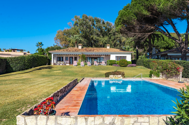 Foto 85d84ea3-264d-4391-865c-8fca7ae74026. Chalet villa en primera linea de playa en new golden mile, en Estepona