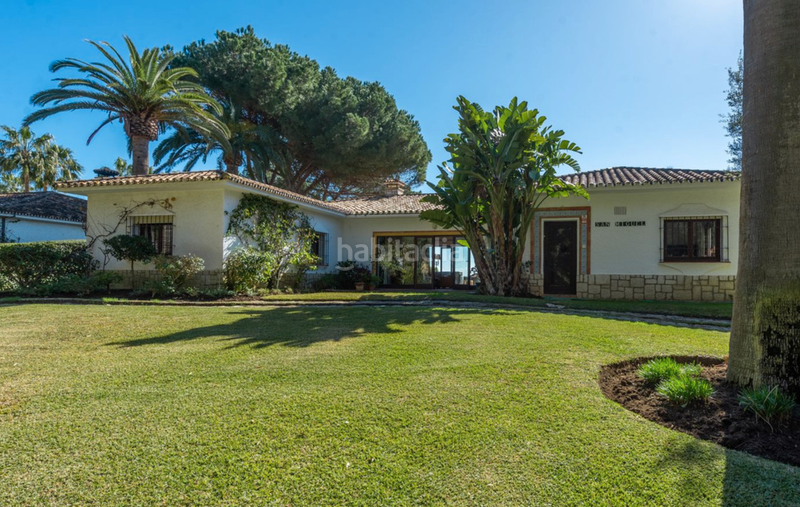 Foto 8ab7dd2f-2783-489f-8720-849ebe0dad52. Chalet villa en primera linea de playa en new golden mile, en Estepona