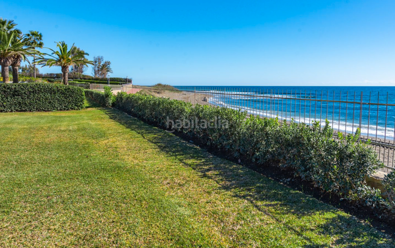 Foto 95dc9d2b-938e-495a-af57-8fd91dbd5357. Chalet villa en primera linea de playa en new golden mile, en Estepona
