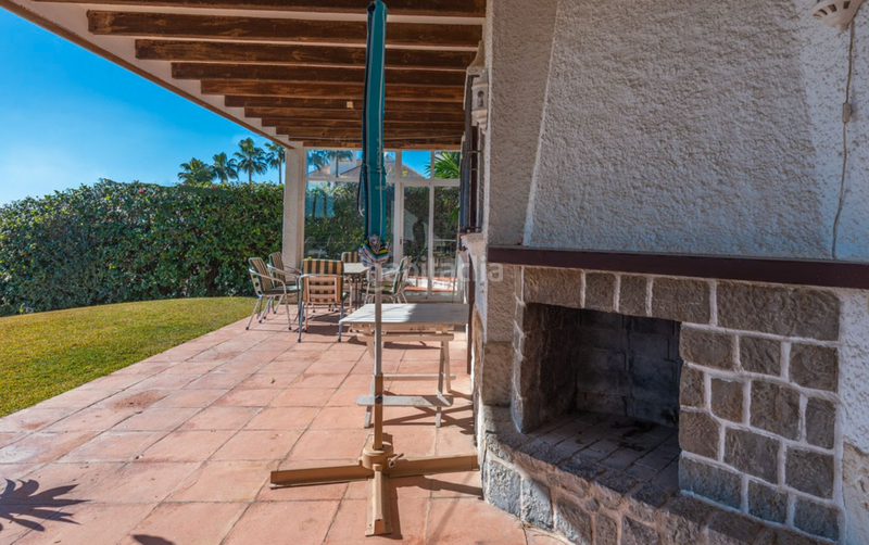 Foto a230ca2a-7250-4079-a8b8-c4eb59859750. Chalet villa en primera linea de playa en new golden mile, en Estepona