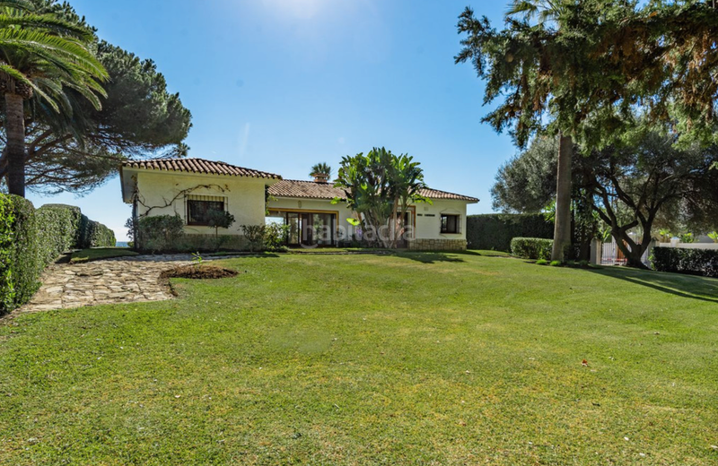 Foto a5c9f28a-eede-4e2e-b9c6-5a8394716d20. Chalet villa en primera linea de playa en new golden mile, en Estepona