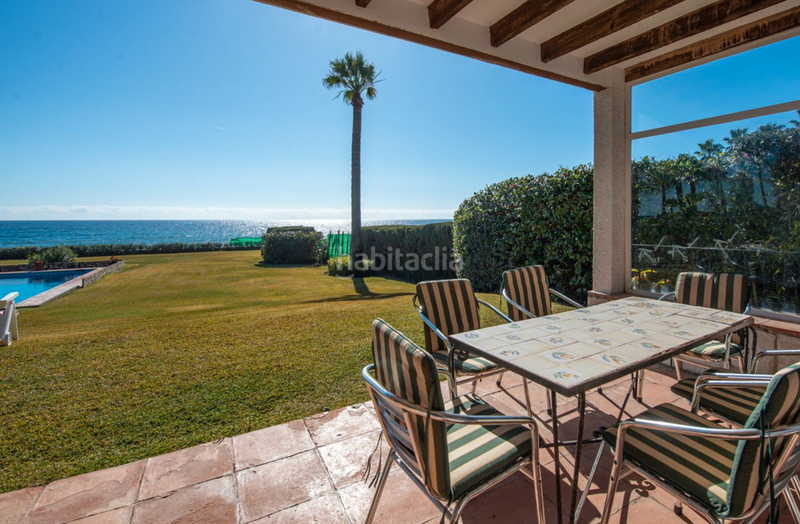 Foto b9a15aec-2ac6-4c21-8487-f4a99bb1939f. Chalet villa en primera linea de playa en new golden mile, en Estepona