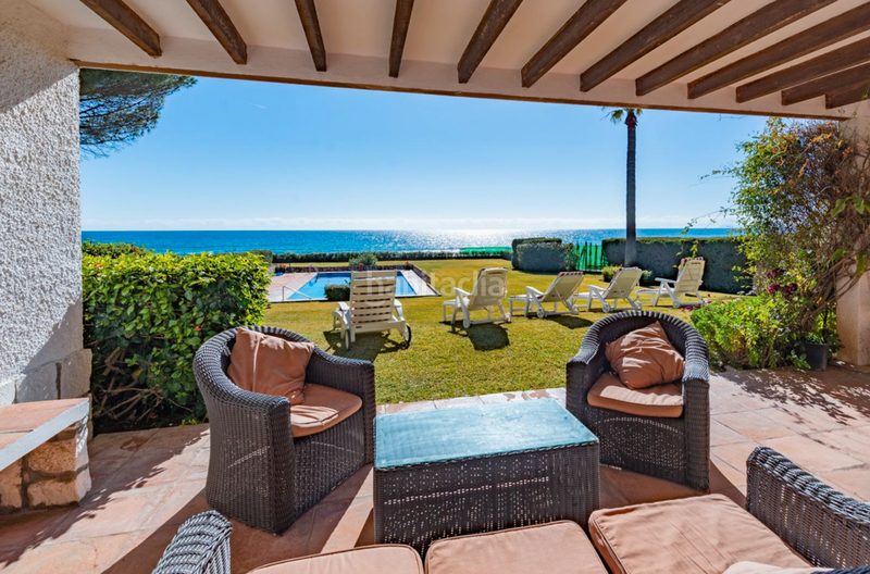 Foto d0fba46c-770b-42fd-bda3-9ef99478f9c6. Chalet villa en primera linea de playa en new golden mile, en Estepona