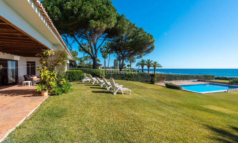 Foto d9bebea7-54e6-45fc-a741-80a8a9f4f558. Chalet villa en primera linea de playa en new golden mile, en Estepona