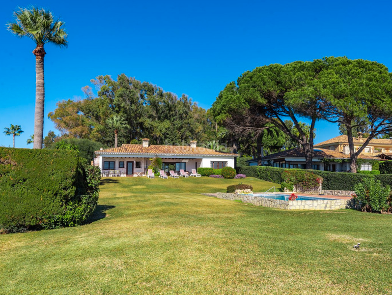 Foto f59cbdfd-2e7d-48f6-8dad-62b8cb2b3e7d. Chalet villa en primera linea de playa en new golden mile, en Estepona
