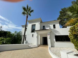 Maison à Calle cerro muriano 77. Villa en venta en lomas de magna marbella | golden mile | milla