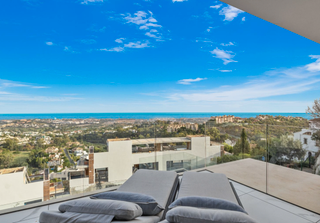 Apartamento en La Quinta. Lujoso apartamento de 3 dormitorios con vista al mar en la quint