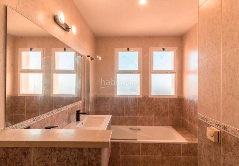 Foto 1e5a5197-f58f-4b37-a20f-64474b11c95e. Casa adossada amb xemeneia piscina a La Duquesa Manilva