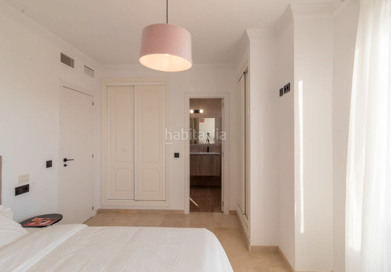 Foto 3007808d-1239-47d8-b64e-3ae5280f146f. Casa adossada amb xemeneia piscina a La Duquesa Manilva