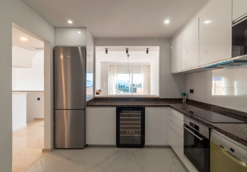 Foto 5f6a4655-b3d4-4b39-a0cc-00b1a7a3ab21. Casa adossada amb xemeneia piscina a La Duquesa Manilva