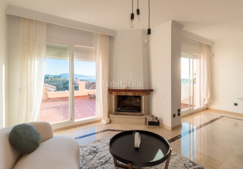 Foto 867cbd51-567d-493e-a244-c76baa1bb67c. Casa adossada amb xemeneia piscina a La Duquesa Manilva