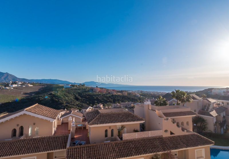 Foto bc4cd5ce-94bb-4b86-ad87-d53371a18368. Casa adossada amb xemeneia piscina a La Duquesa Manilva