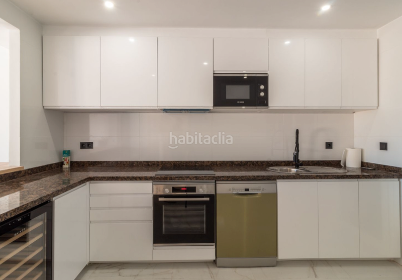 Foto c336ced4-ae91-4658-9270-0cc2bc8888c9. Casa adossada amb xemeneia piscina a La Duquesa Manilva