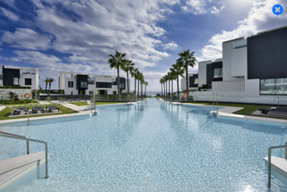 Lloguer Casa adossada a Puerto de Estepona. Moderna casa de 5 dormitiorios en primera linea de la playa