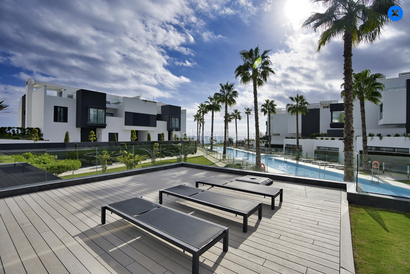 Foto 285d4c67-70e7-447e-9d54-98ad2f63a6e7. Lloguer casa adossada amb aparcament piscina a puerto de Estepona Estepona