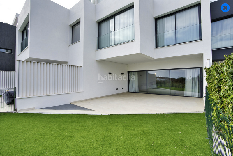 Foto f0527aea-6237-4340-9ce4-e2700c3348e7. Lloguer casa adossada amb aparcament piscina a puerto de Estepona Estepona