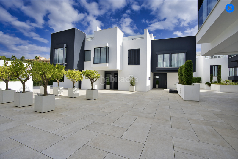 Foto 4a047323-b4cf-437c-8081-cf904a82d9b9. Rent semi detached house with parking pool in puerto de Estepona Estepona