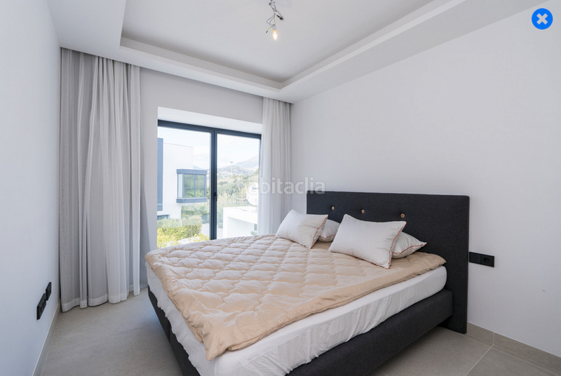 Foto 5744c640-2e6b-42d1-b770-b2b40b0cce46. Rent semi detached house with parking pool in puerto de Estepona Estepona