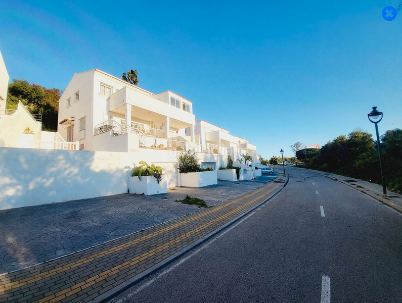 Foto 5f15b2e7-9581-45cf-a0f5-104bb6805540. Casa adossada amb aparcament piscina a Cabopino - Artola Marbella