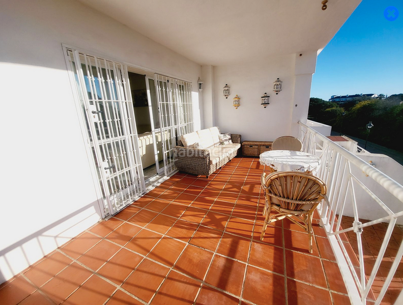 Foto bcaaa602-511f-4bd3-b7b9-afd0da8a74da. Casa adossada amb aparcament piscina a Cabopino - Artola Marbella