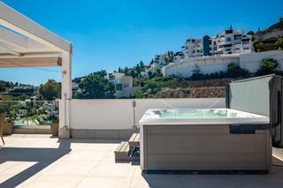 Duplex en Urbanizacion alborada 3. Atico duplex en venta en la quinta benahavis