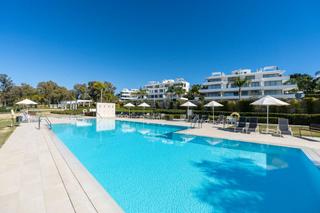Apartamento en N/a. Apartamento de 3 dormitorios en cataleya atalaya estepona
